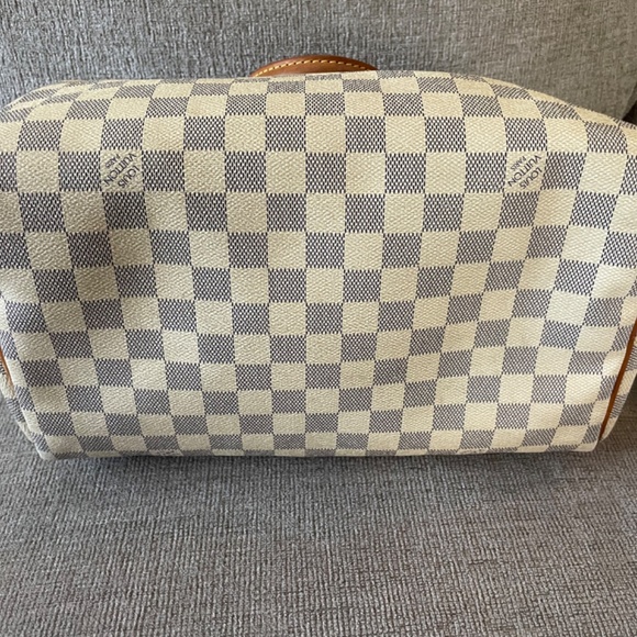 Louis Vuitton - Picture 3 of 7